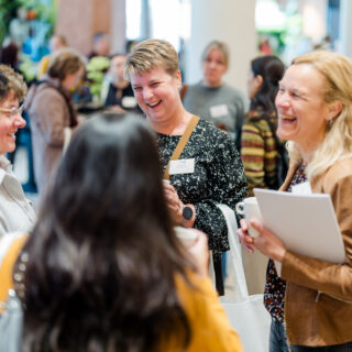vrouwen lachend op congres