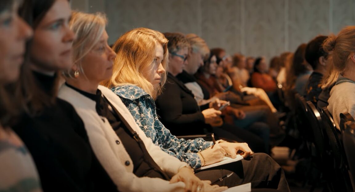 zaal vol mensen op congres